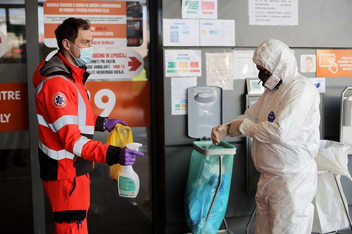 Covid-19. Koronavirus. Zaščita. Zdravstveni delavci. | Število okužb in hospitalizacij se povečuje. | Foto STA