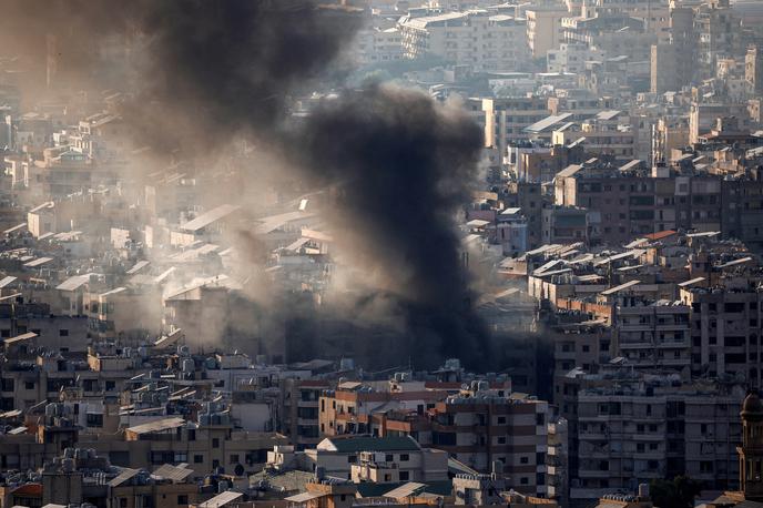 Bejrut, Libanon | Izrael, ki je čezmejno vojno z gibanjem Hezbolah zaostril s kopensko invazijo v začetku oktobra, je danes odredil nove evakuacije vasi na jugu Libanona. | Foto Reuters