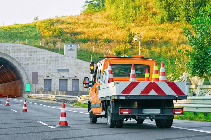 V največji nevarnosti so prav vzdrževalci avtocest, ki svoja vozila med delom ustavijo na odstavnem pasu. | Foto: 