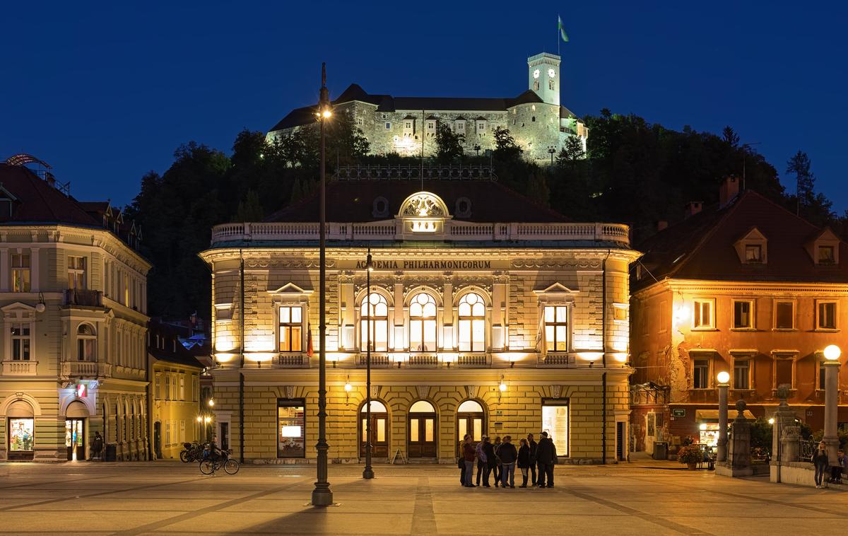 Kongresni trg, Ljubljana | Zagorelo je v garažni hiši pod Kongresnim trgom.  | Foto Shutterstock