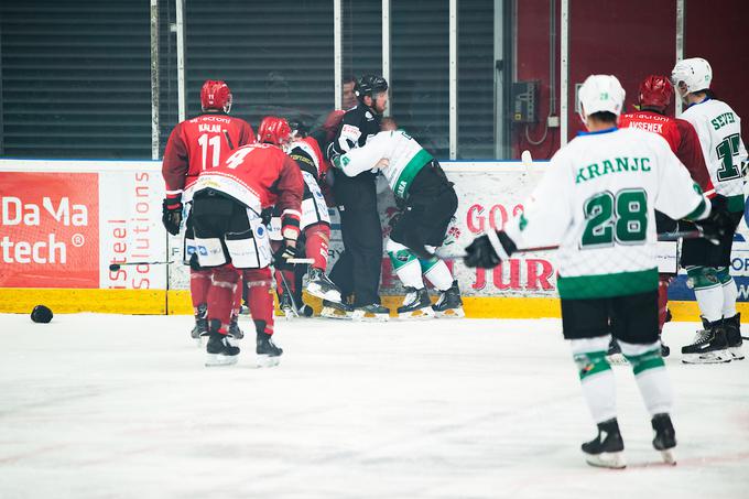 Po pretepaškem vložku sredi srečanja med Gašperjem Glavičem in Alešem Mušičem je ljubljanski kapetan predčasno končal tekmo. | Foto: Peter Podobnik/Sportida