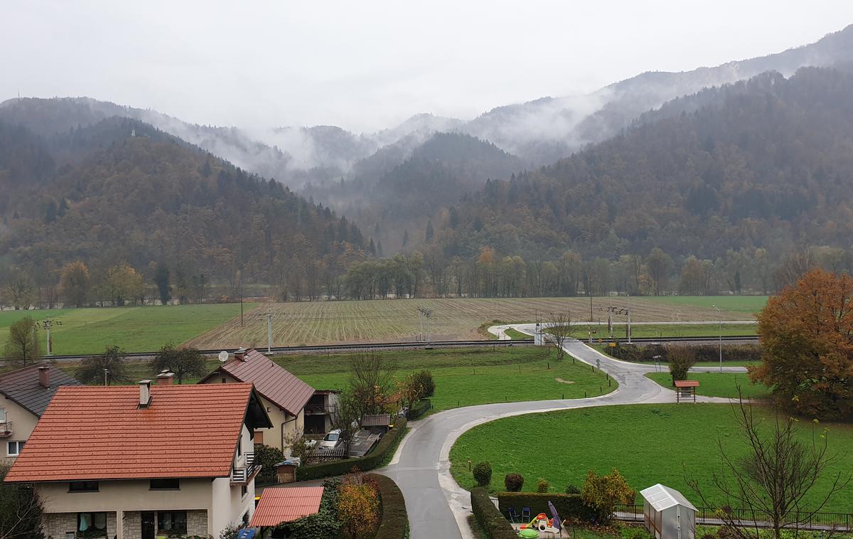 Kresnice | Železniška proga je bila za ves promet zaprta do 16.10, nato je stekel promet po enem tiru, zdaj pa poteka nemoteno, so pojasnili na železnicah. | Foto Metka Prezelj