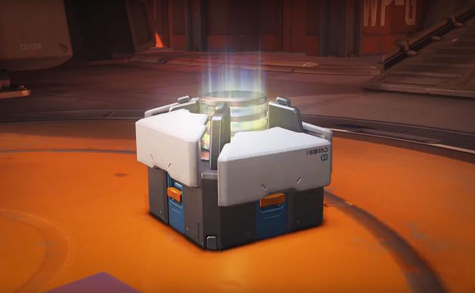 Loot box v noro priljubljeni igri Overwatch. Da bi izvedeli, kaj je v njem, bodo igralci morali seči v žep, pa čeprav so za igro že plačali 40 evrov (ali 60, če so kupili posebno zbirateljsko različico). Mnogo jih to tudi stori, saj je privlačnost "škatle" preprosto prevelika. A vsi na koncu niso zadovoljni. | Foto: 