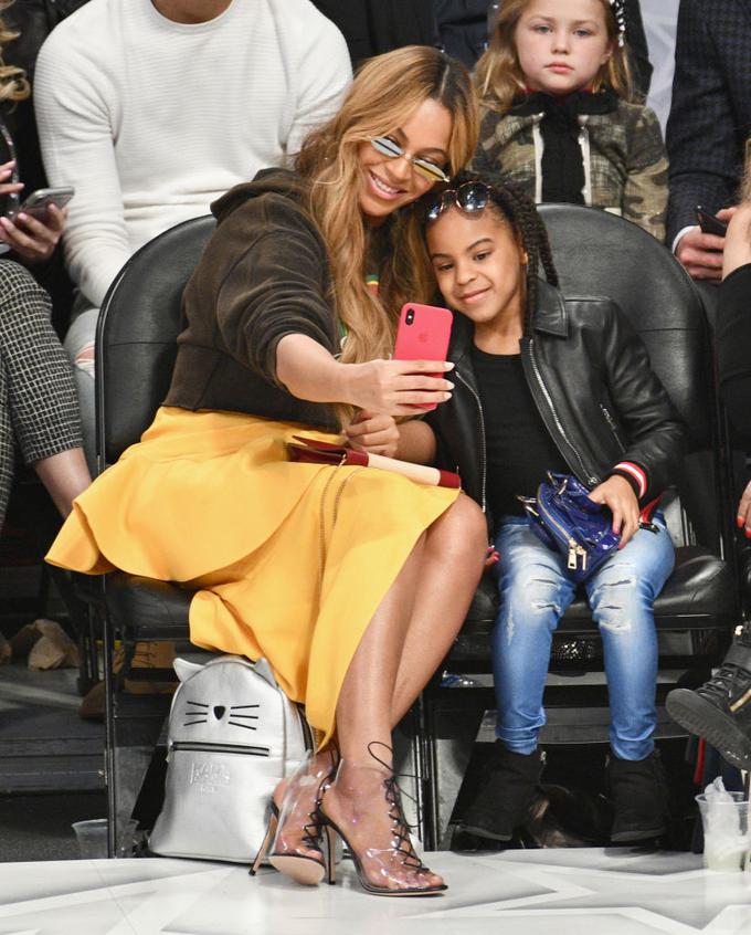 Torbica v naročju Blue Ivy je vredna skoraj 1.400 evrov. | Foto: Getty Images