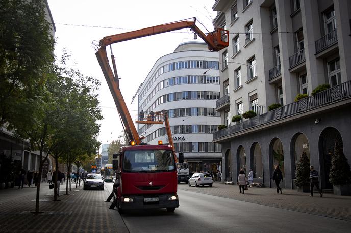 Lučke | Stroški za elektriko so lani za 50 kilometrov praznične osvetlitve znašali le 2.660 evrov, v resnici celo manj kot tisoč evrov, ker so na določenih delih zaradi lučk ugasnili javno razsvetljavo. Letos bi lahko bil dejanski strošek okoli tri tisoč evrov, je dejal župan Janković. | Foto Ana Kovač