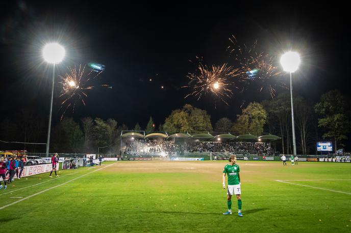 Mura - Olimpija | limpija, ki je gostovala v Murski Soboti, je bila kaznovana zaradi navijaškega prižiganja bakel. | Foto Blaž Weindorfer/Sportida