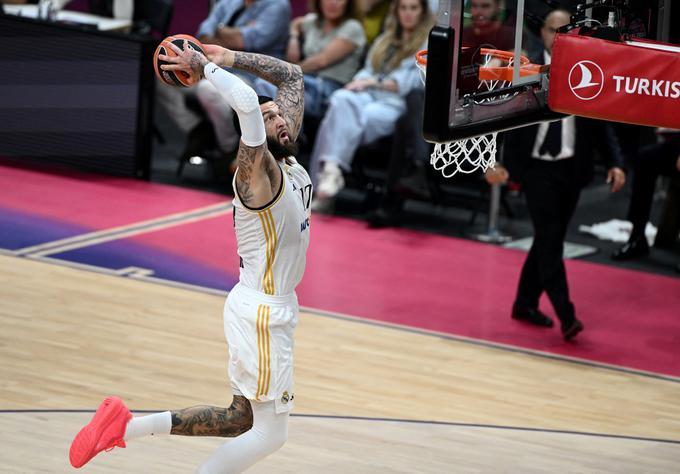 Vincent Poirier in soigralci iz Madrida v drugem polfinalu proti Olympiacosu. | Foto: Reuters