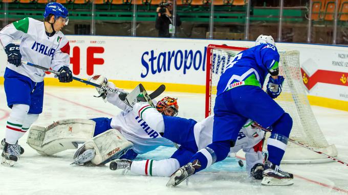 Zahodne sosede je dolgo v igri držal kanadski Italijan Frederic Cloutier, ki je na koncu iz svoje mreže vendarle pobral dva ploščka. | Foto: HZS/Drago Cvetanovič