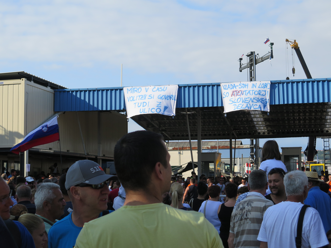 Medtem ko so predstavniki države lani poleti zahtevali menjavo nadzornikov v Luki Koper, se je približno 4.000 protestnikov zbralo v Kopru zaradi nezadovoljstva z ravnanjem istih predstavnikov države z Luko. | Foto: STA ,