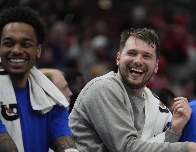 Luka Dončić in P. J. Washington sta tako doživljala zaključek srečanja, ki sta ga spremljala s klopi.  | Foto: Guliverimage