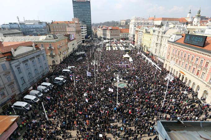 Organizatorji protesta so sporočili, da se je zbralo več kot 70 tisoč ljudi, a policijske ocene kažejo, da je bilo približno pet tisoč protestnikov. Udeleženci shoda na koncu niso šli do poslopij hrvaške vlade in sabora, kjer so načrtovali skleniti današnji protest, temveč so se razšli ob zvokih pesmi proustaškega pevca Marka Perkovića - Thompsona. Napovedali so, da je naslednji korak referendumska pobuda proti konvenciji. | Foto: Reuters