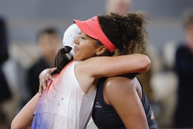 Iga Swiatek in Naomi Osaka po končanem dvoboju | Foto: Guliverimage