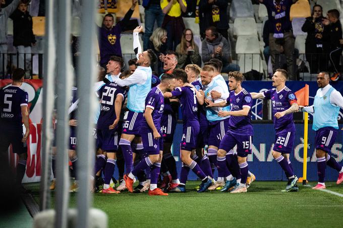 Ko je Jan Mlakar v izdihljajih prvega polčasa izenačil na 1:1, je bil Maribor "na papirju" prvak. Tako je bilo vse do 75. minute ... | Foto: Blaž Weindorfer/Sportida