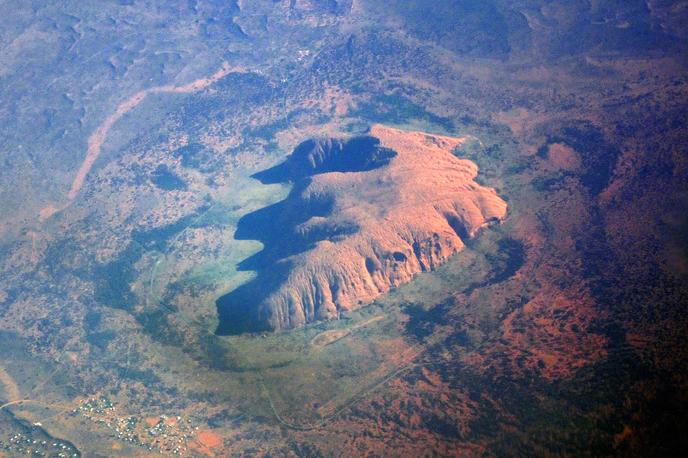 Uluru | Potniki si bodo med letom lahko ogledali vrsto naravnih znamenitosti Avstralije, med drugim sveto goro Uluru. | Foto Reuters