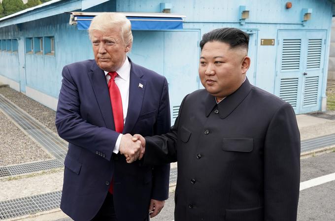 Donald Trump in Kim Džong Un sta se po prvem vrhu v Singapurju junija lani in drugem srečanju v Hanoju februarja letos danes srečala tretjič. | Foto: Reuters