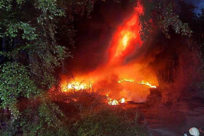 požar, pnevmatike, Brežice | Gasilci so ostali na nočni straži.  | Foto PGD Skopice