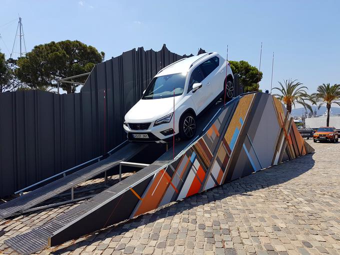 Z ateco smo brez vskršnih težav plezali po urbanih ovirah na razmeroma majhnem prostoru ob marini Barcelone. Vse skupaj je spominjalo na park za rolanje ali rolkanje prostega sloga. Postavili so tudi klančino, kjer smo preizkusili sistem za nadzor spuščanja po strmini. Ta se vklopi pri hitrosti pod 40 kilometrov na uro in pri strmini, ki presega naklon deset stopinj. Nadzor nad spustom v celoti prevzame elektronika, voznik pa se ukvarja samo z volanom oziroma vodenjem vozila prek strmine. | Foto: Jure Gregorčič