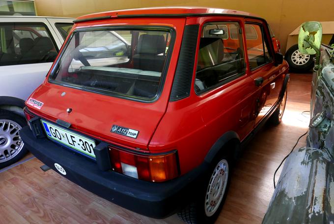 Rdečega autobianchija A112 je neka voznica Peljhanu prepustila kot del kupnine za novejši avtomobil. Z autobianchijem sta Peljhan kot sovoznik in Miran Kacin kot voznik leta 1990 začela svojo dirkaško pot. "Ta autobianchi čaka na varnostno kletko in da naredimo pravo repliko najinega prvega dirkalnega avtomobila," pravi Peljhan. | Foto: 