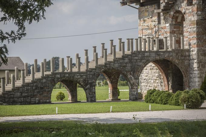 Kamen so med gradnjo barjanske cerkve iz podpeškega kamnoloma s čolnom vozili po Ljubljanici, na enak način so dovažali tudi opeko iz vrhniške opekarne.  Cerkev je bila dokončanav enem letu. Do sakralnega prostora, ki je zaradi narave barjanskih tal dvignjen, vodi stebričasto betonsko stopnišče, ki na lokih spominja na most. | Foto: 