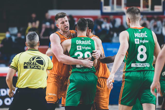 V zadnji četrtini je prišlo na igrišču do nekaj vroče krvi. Izključeni so bili trije košarkarji Cedevite Olimpije in eden pri Helios Suns. | Foto: Grega Valančič/Sportida