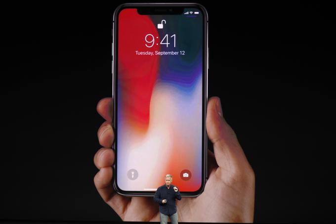 iPhone X je prvi iPhone brez kakršnega koli gumba Domov, ki je bil v prejšnjih generacijah Applovega pametnega telefona nad spodnjim robom naprave. Upravljanje bo zdaj v celoti prevzel zaslon.  | Foto: Reuters