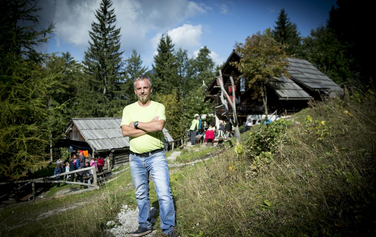 Koča na Klemenči jami | Rado Novak je oskrbnik Koče na Klemenči jami pod Ojstrico, ki ste jo v četrti sezoni akcije Naj planinska koča izbrali za naj visokogorsko planinsko kočo. | Foto Ana Kovač