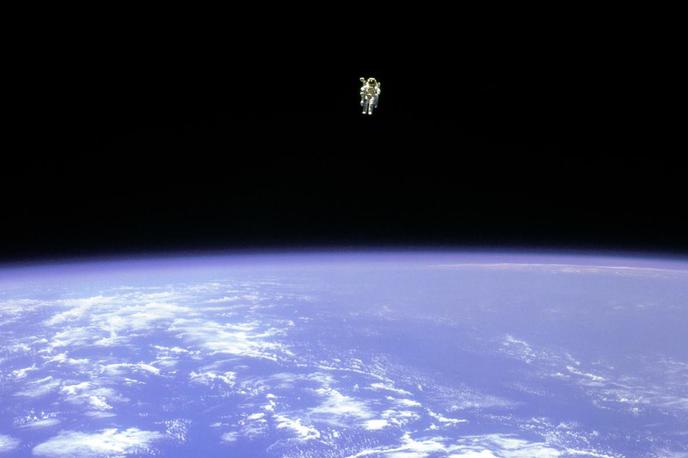 Astronavt, Zemlja | Bruce McCandless drugi je bil na tej fotografiji od plovila space shuttle Challenger oddaljen slabih sto metrov.  | Foto NASA