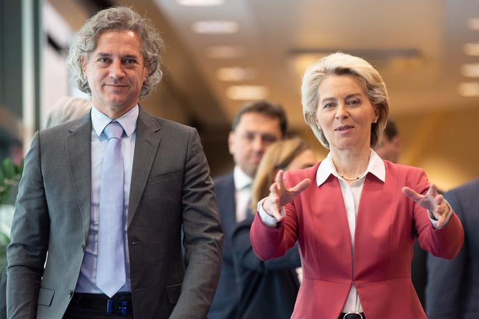 Golob von der Leyen | Premier je v Bruslju povedal, da sta se s predsednico komisije strinjala, da je zeleni prehod ravno zdaj prava rešitev, ne težava. "Na tem področju bo treba nadaljevati delo, in to ambiciozno," sta še ugotavljala, je dejal Golob. | Foto Vlada RS