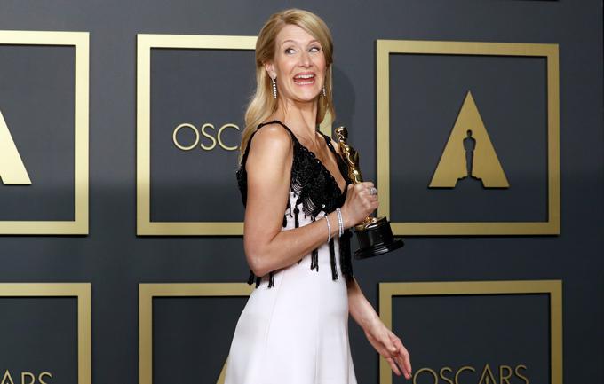 Laura Dern se je ob prejetju oskarja za najboljšo igralko v stranski vlogi zahvalila za "najlepše rojstnodnevno darilo vseh časov". Danes namreč praznuje 53. rojstni dan. | Foto: Reuters