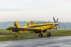 Air tractor znova v zraku na ilirskobistriškem, gasilcem nagaja močna burja