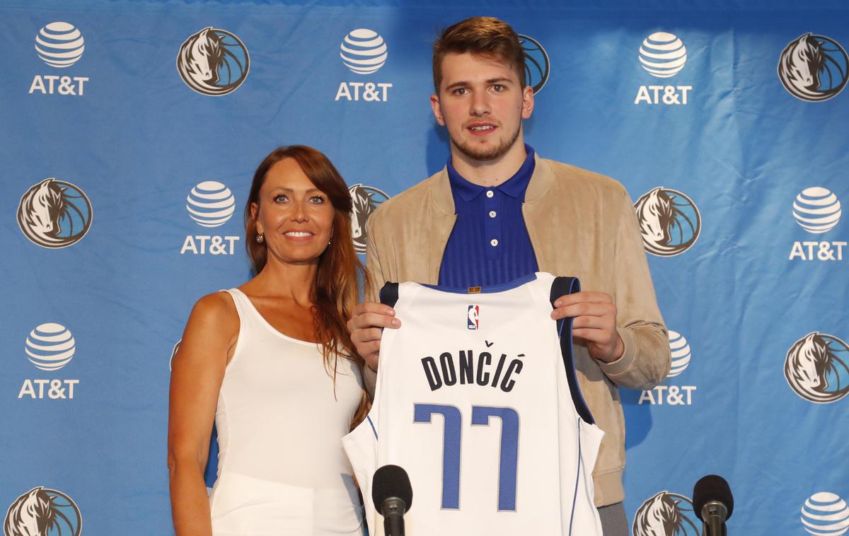 Luka Dončić | Mirjam Poterbin, mama Luke Dončića, je vložila kazensko ovadbo zoper neznanega storilca, ki je ponaredil njen in sinov podpis na pogodbi o zastopanju interesov 19-letnega košarkarskega dragulja. | Foto Getty Images