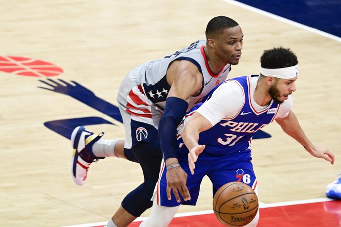 Russell Westbrook | Košarkarji Washingtona so se z zmago nad Philadelphio (122:114) vsaj za zdaj rešili pred izpadom iz končnice. Russell Westbrook je dosegel še 12. trojni dvojček v končnici in na večni lestvici v tej prvini napredoval na tretje mesto.  | Foto Guliverimage