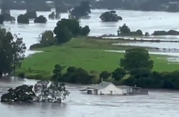 Narasle vode mlademu paru na poročni dan odnesle hišo #video