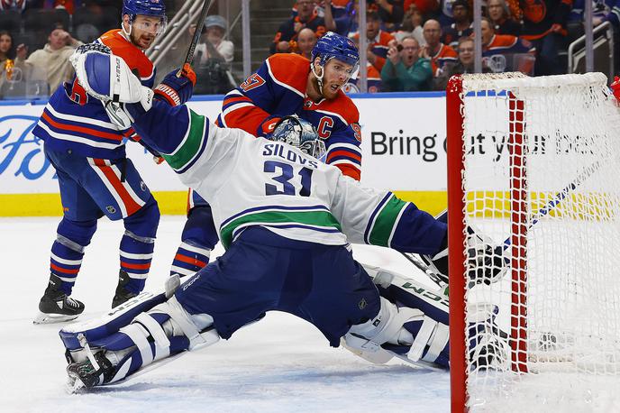 Vancouver Canucks Edmonton Oilers | Arturs Šilovs je ob pomembni zmagi Vancouvra zbral 42 obramb. | Foto Reuters