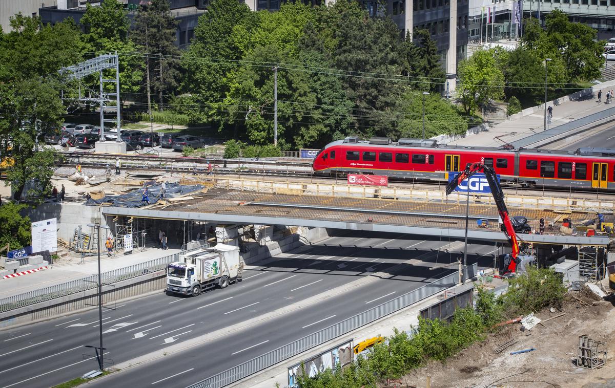 Gradbišče Emonika april 2024 | Velik izziv pri gradnji novega železniškega nadvoza nad Dunajsko cesto v Ljubljani je ohranjanje potniškega in tovornega železniškega prometa v Ljubljani. | Foto Bojan Puhek