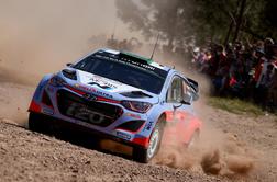 Hayden Paddon v vodstvu po polovici dneva na Sardiniji