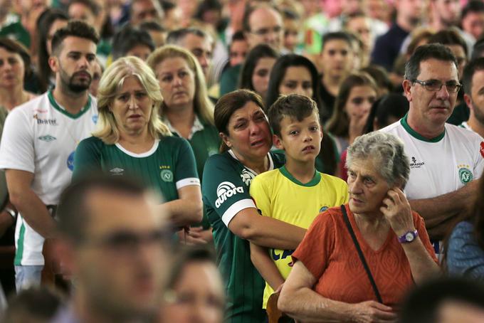 Navijači Chapecoenseja še kar ne morejo verjeti, kaj se je zgodilo. | Foto: Reuters