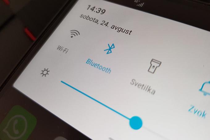 Pametni telefoni z nameščeno aplikacijo bi se med seboj videli izključno kot bluetooth naprave in ne bi mogli komunicirati oziroma drug drugemu izdajati identitete svojih lastnikov.  | Foto: Matic Tomšič