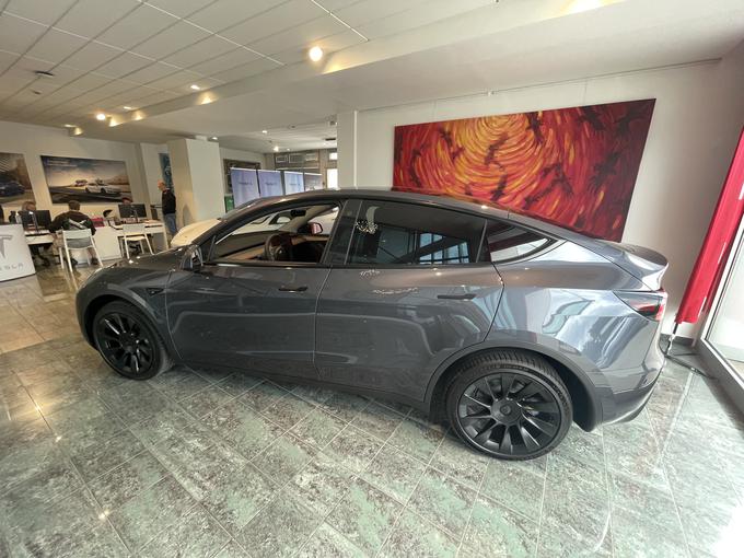 Tesla model Y je dolga 4,7 metra in ima 2,89 metra medosne razdalje. Sistemska moč obeh elektromotorjev je 324 kilovatov (441 "konjev"). | Foto: Gregor Pavšič