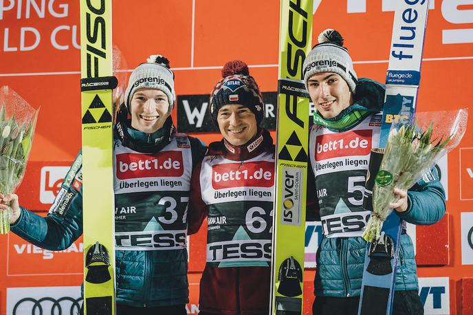 Žiga Jelar, Kamil Stoch in Timi Zajc - Lillehammer | Imeniten pogled na oder za zmagovalce, ob poljskem zvezdniku Kamilu Stochu, zmagovalcu tekme v Lillehammerju še Žiga Jelar in Timi Zajc. | Foto Sportida