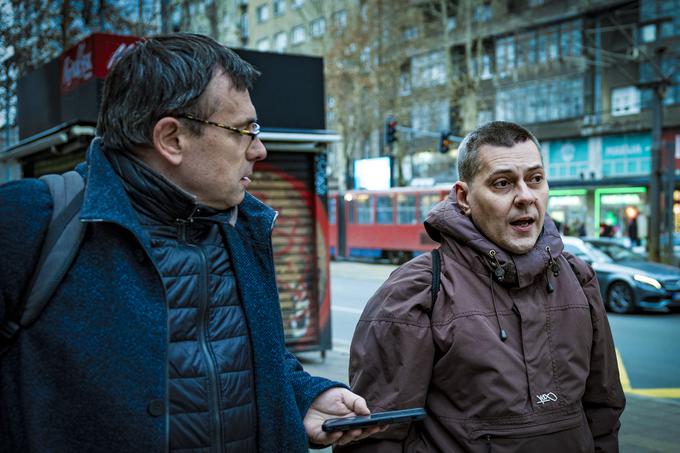 Prvi del pogovora z Marčelom smo posneli v taksiju, drugi del pa na ulici. Razlog? Na hitro sklican študentski protest. Marčelo ne izpusti nobenega. | Foto: Ana Kovač