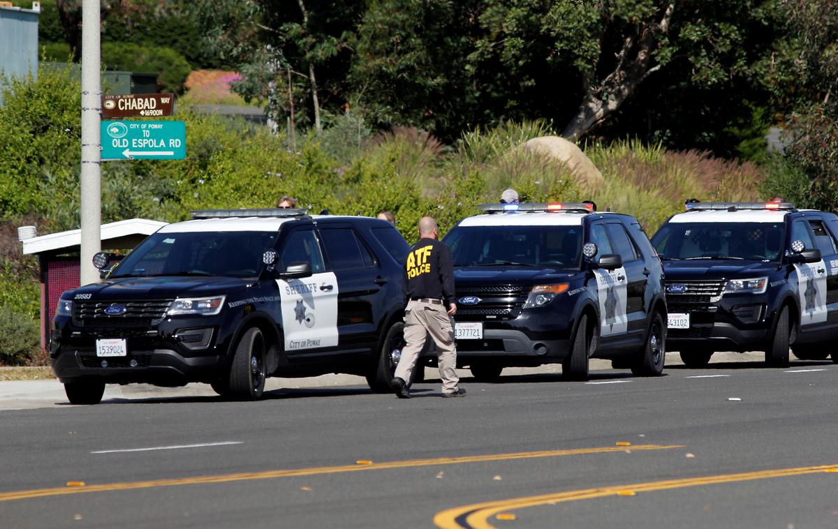 Ameriška policija | Žrtev je po vratih celice udarjala toliko časa, da so se podrla, nato pa je pobegnila. V bližini je ustavila voznika in poklicala policijo. | Foto Reuters