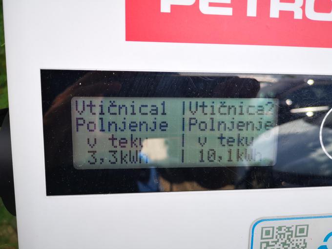 Polurno polnjenje na klasični 22-kilovatni polnilnici v Izoli. Na teh ima zoe največjo prednost pred praktično vsemi ostalimi cenovno primerljivimi električnimi avtomobili. | Foto: Gašper Pirman