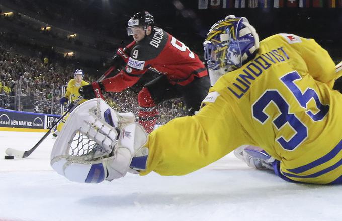 35-letni vratar, član New York Rangers, Henrik Lundqvist je bil veliki junak finala. Zaustavil je 41 strelov od 42, med drugim tudi tri kazenske strele. | Foto: Reuters