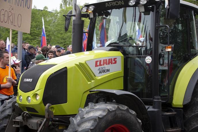 Super traktor. | Kmetje ne nasprotujejo protipoplavnim ukrepom, a menijo, da bi se jih dalo izvesti drugače. Predvsem ceneje in tako, da bi izgubili manj kmetijskih zemljišč (fotografija je simbolična). | Foto Bojan Puhek