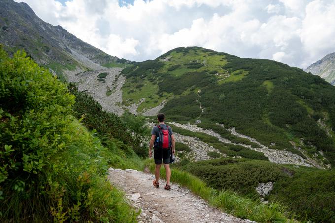 Prek grebena do sosednje doline petih jezer (še dodatnih 500 višincev). | Foto: Matej Podgoršek