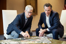 Prvi mož družbe Apple Tim Cook in guverner Kalifornije Gavin Newsom