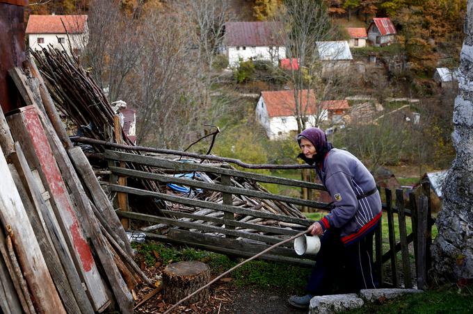 Sestrična Vasiljka med svojimi vsakodnevnimi opravki. | Foto: Reuters