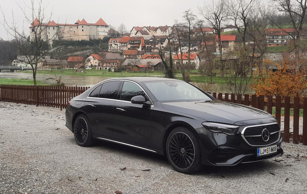 Mercedes razred E | Testni E 300e je postavljen na 20-palčna AMG platišča z gumami 245/40 spredaj in 275/35 zadaj. Najmanjša oddaljenost od tal znaša 85 mm, podvozje airmatic pa se lahko z ukazom dviga ali spušča. | Foto Aleš Črnivec