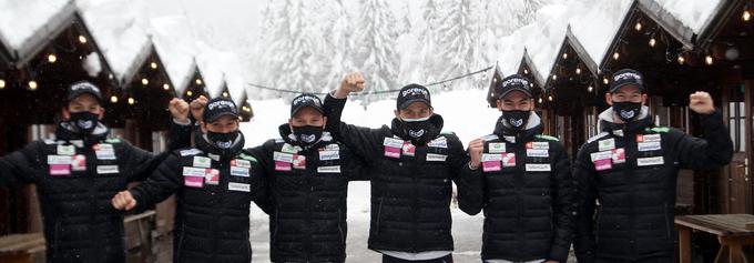 Slovenski skakalci so pred začetkom svetovnega prvenstva v poletih dobro razpoloženi (od leve proti desni: Bor Pavlovčič, Domen Prevc, Anže Lanišek, Peter Prevc, Timi Zajc in Žiga Jelar). | Foto: Bobo